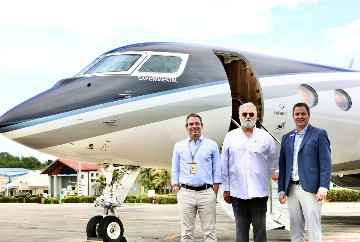 Diego Prida, presidente de Jet-To Aviation_ Jorge Chumaceiro, director de Aerocentro, representantes de Gulfstream en la región y Matthew Murphy, vicepresidente regional de ventas de Gulfstream