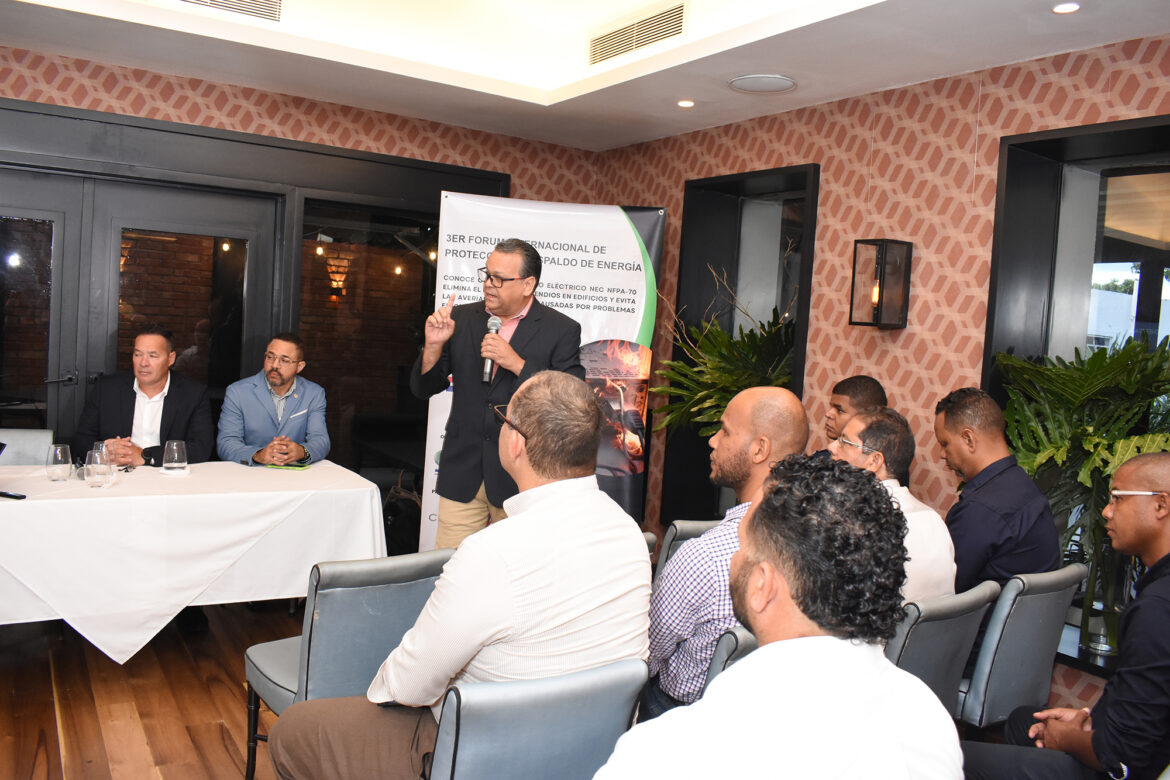 Foto 9 Ing. Graciani Pichardo, exponiendo su tema sistemas de protección eléctrica de baja y media tensión