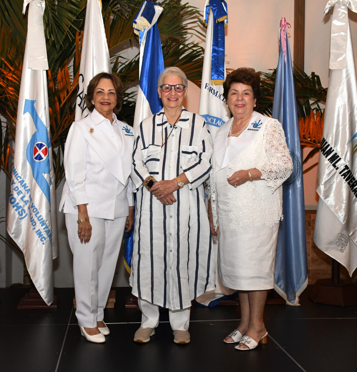 Fotografia Principal Angélica Benitez de Ginebra, Rosa Margarita Bonetti de Santana (Pirigua) e Ingrid Paiewonsky