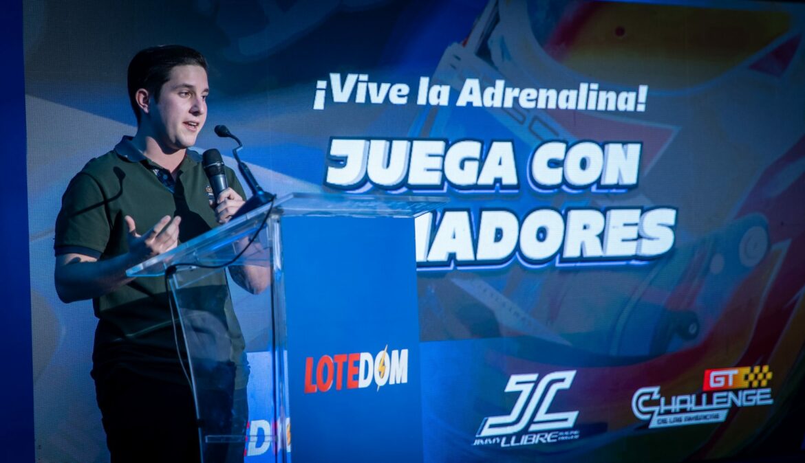 Jimmy-Llibre-se-dirige-a-los-presentes