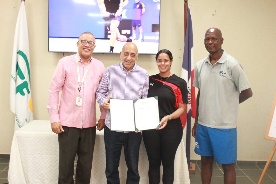 Luisanna Rodríguez, recibe la certificación por haber logrado el curso nivel 3, por parte de Alexis Alcántara, Fernando Teruel y Wilfredo Henry.