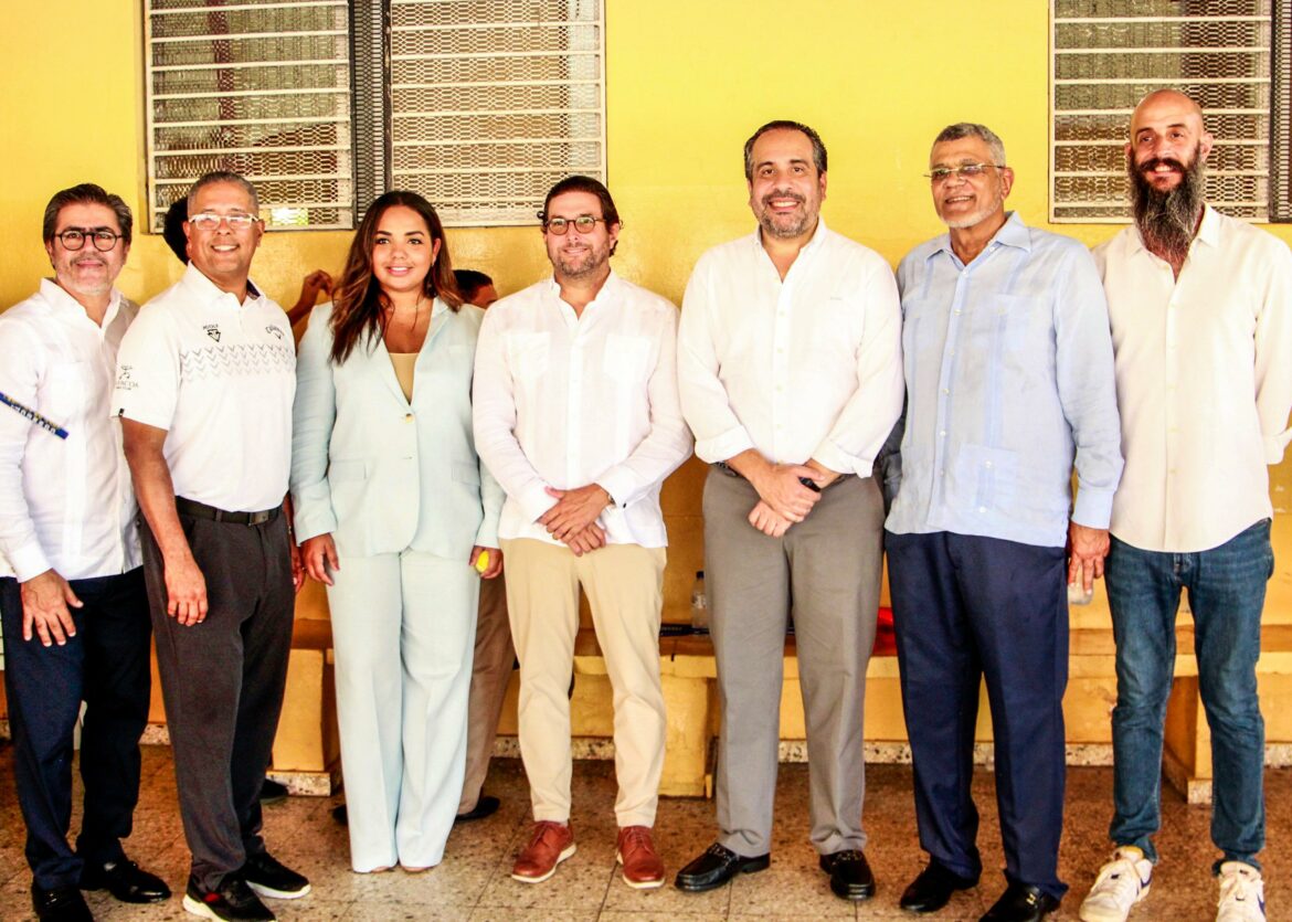 PIE DE FOTO GOLF ESCOLAR 1 El director ejecutivo del INEFI, Alberto Rodríguez mella, junto a directivos de la Federación Dominicana de Golf (Fedogolf)