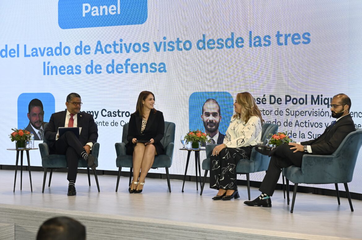 Panel segundo congreso contra lavado de activos por Banreservas