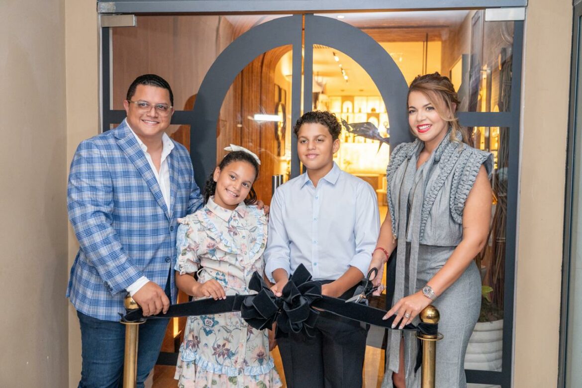 Paola Alvarado, junto a su esposo e hijos durante su corte de cinta de la nueva sucursal.