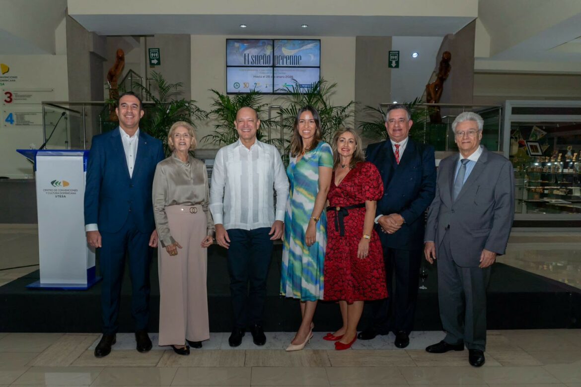 1 Frank Rodríguez, Ingrid González, el alcalde Ulises Rodríguez, Melany Rodríguez., Nancy de Baez, Fernando Baez y Rafael Emilo Yunén.