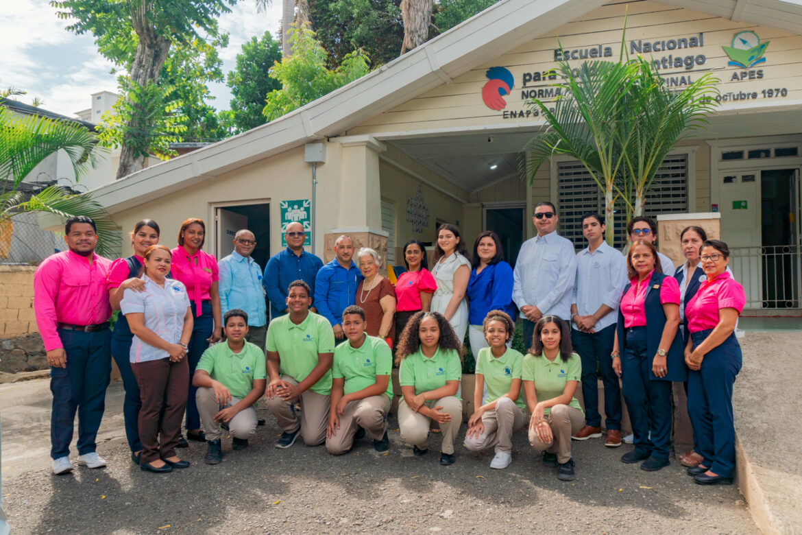 4 Autoridades de la Escuela de Sordos y de la Fundación CREMSOS junto alguno de los alumnos del plantel.