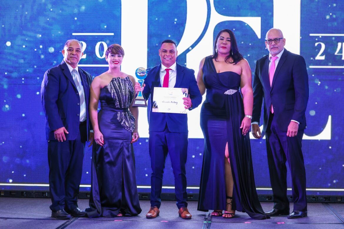 Alexander Martínez recibe el galardón