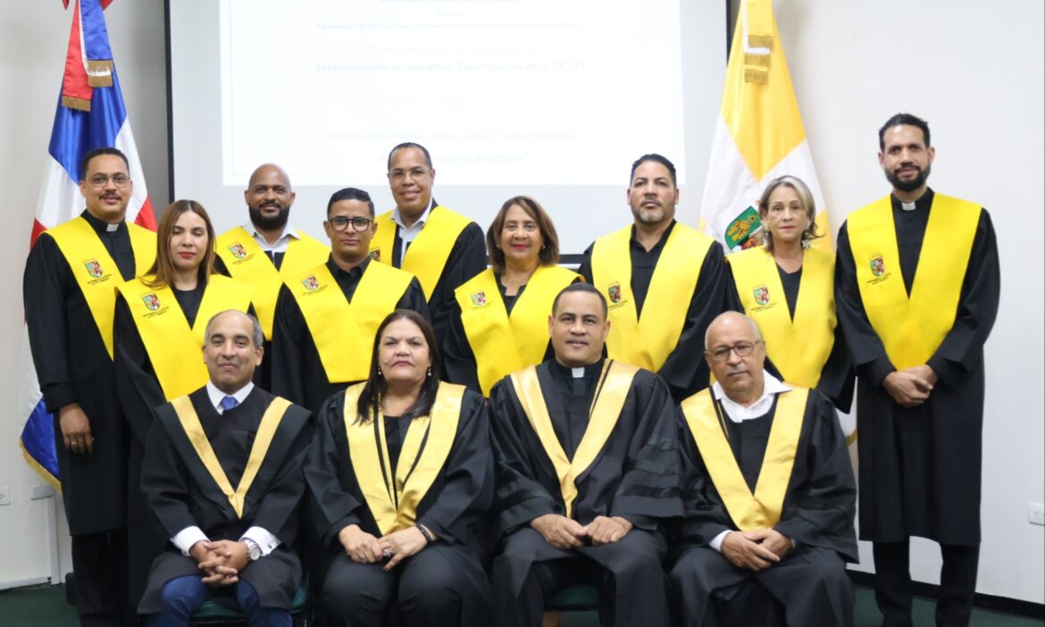 Autoridades académicas UCSD y equipo de investigación.