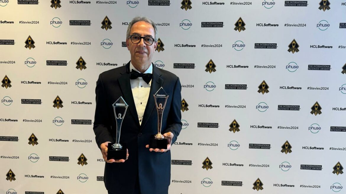 DSC01597 El señor José Mármol, vicepresidente ejecutivo de Comunicaciones Corporativas, Reputación y Banca Responsable del Grupo Popular, recogió los reconocimientos.