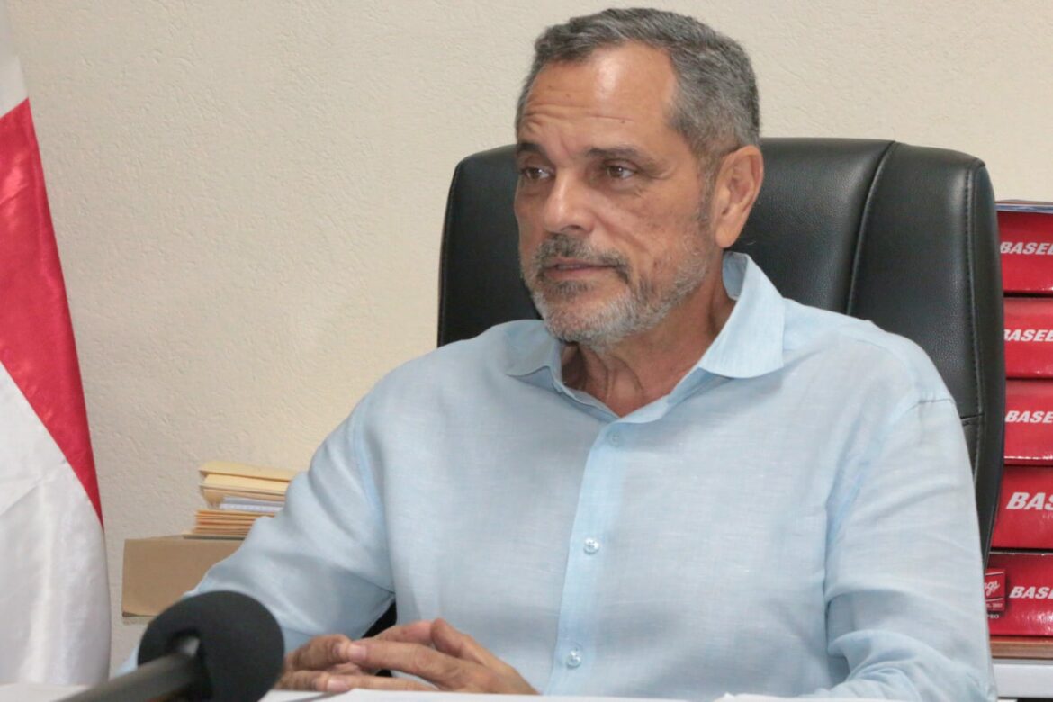 El Comisionado Nacional de Béisbol de República Dominicana, Junior Noboa.