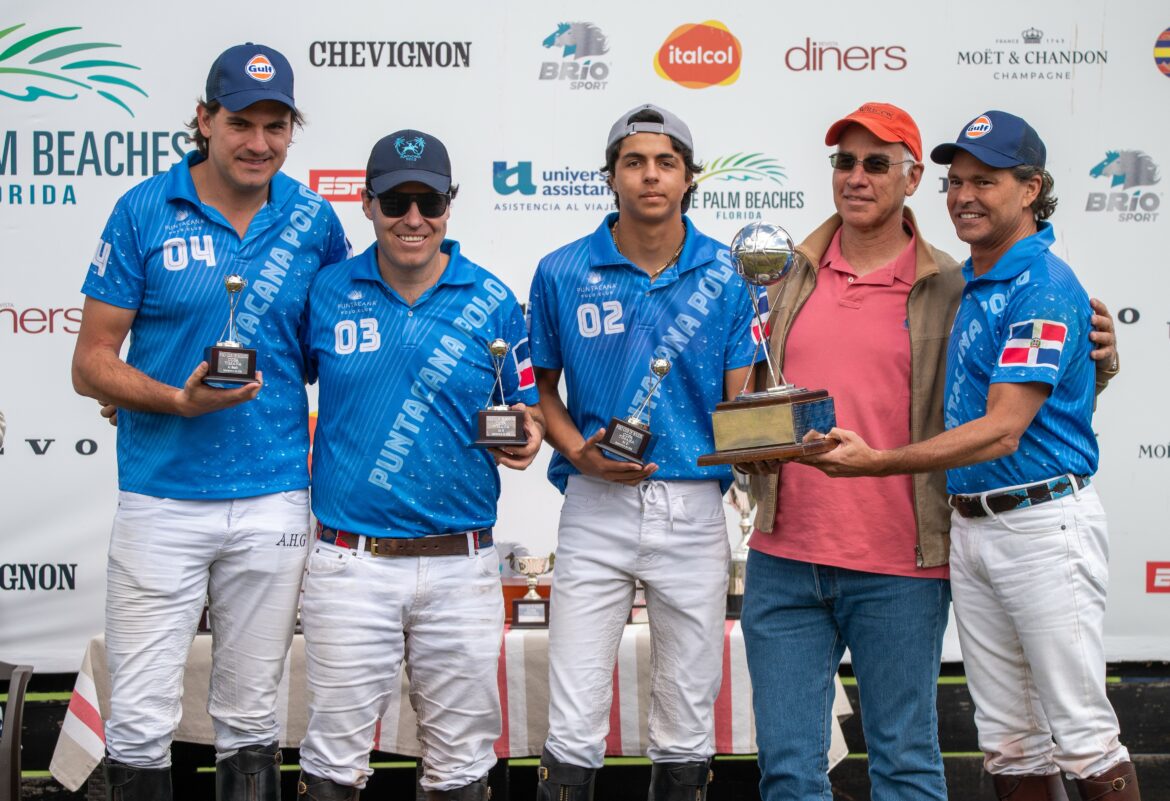El equipo dominicano recibe la copa de campeón; Alejandro Huertas, Santiago Bermúdez, Alejandro Mora, Eduardo Puyana y Juan Tomás Díaz.