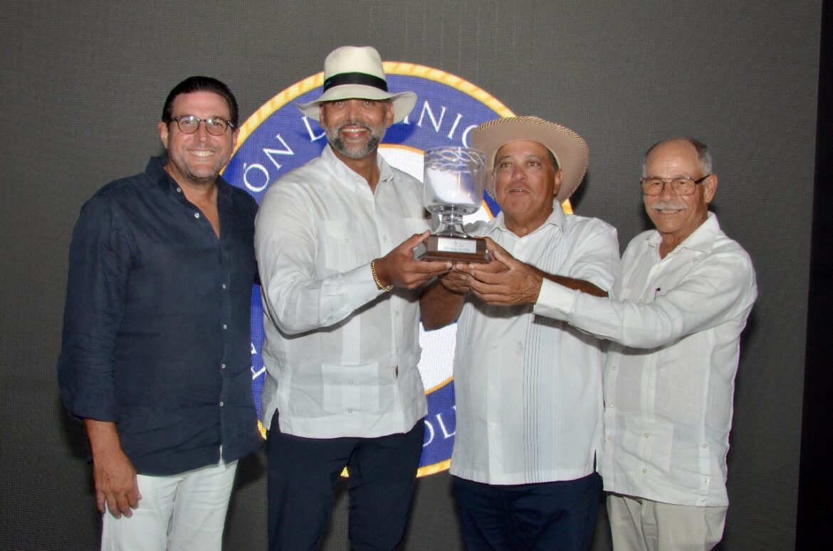Enrique Valverde y Rafael Canario, de Fedogolf, entregan la “Copa País”, a Dorian Vargas, capitán y Albert Núñez, líder del Team USA, equipo campeón. (1)
