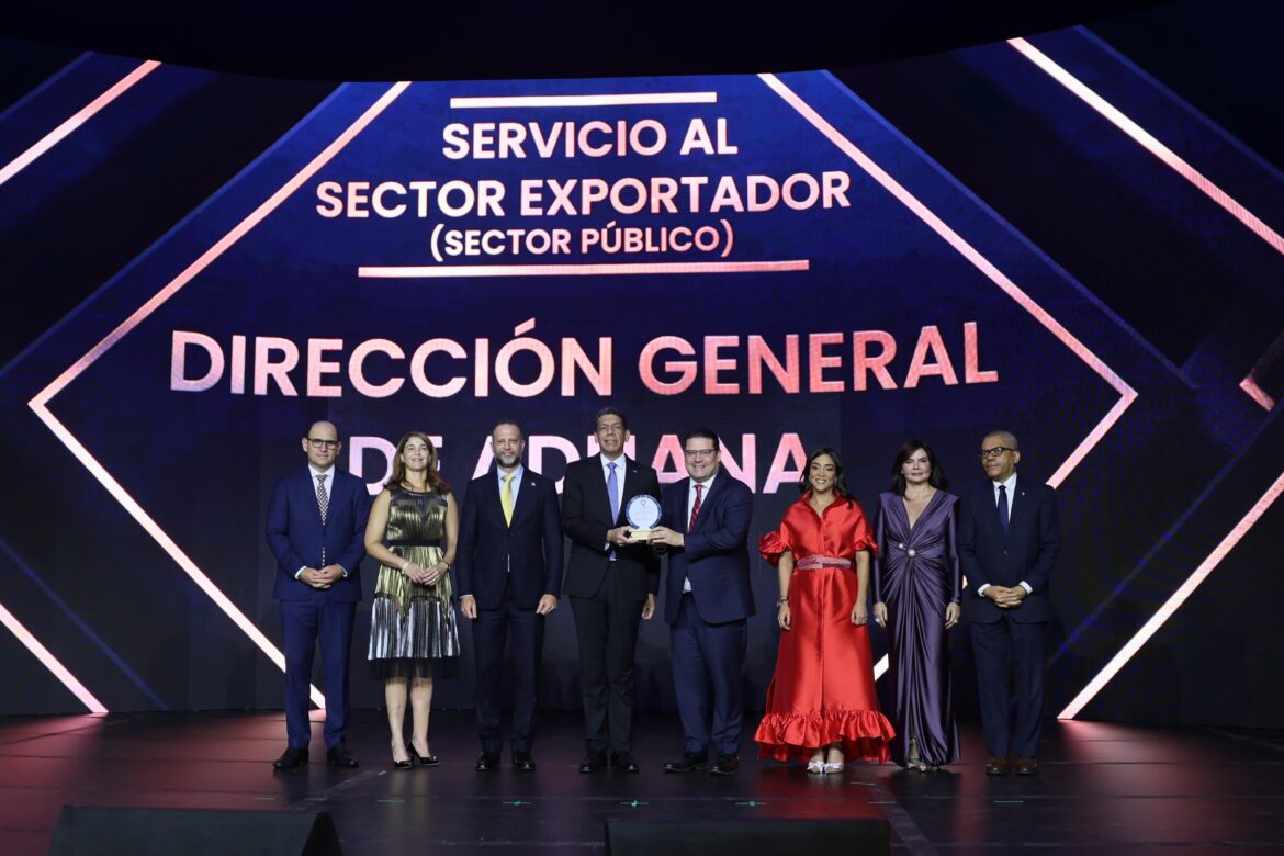 Foto 1 Daniel Peña, Eduardo Sanz Lovatón y Gabino José Polanco, reciben de las principales autoridades de Adoexpo, el reconocimiento de la DGA por su servicio al sector exporta