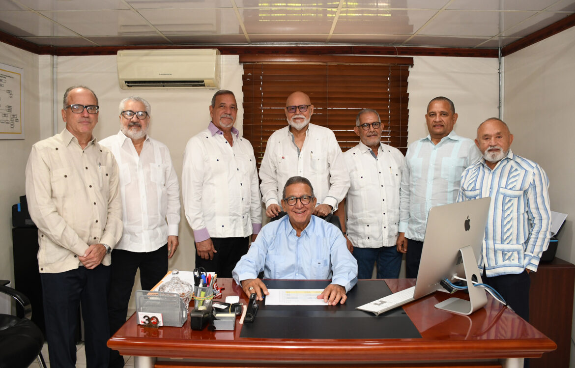 Fotografia Principal Ing. Raúl Hernández Castaños, Presidente de la Unión de Farmacias Inc, acompañado de la directiva