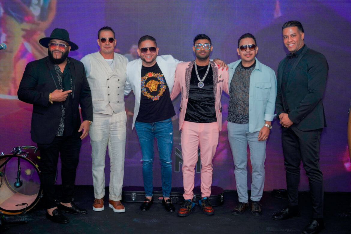 Homóligos y artistas que fueron apoyar Yarony en su lanzamiento.