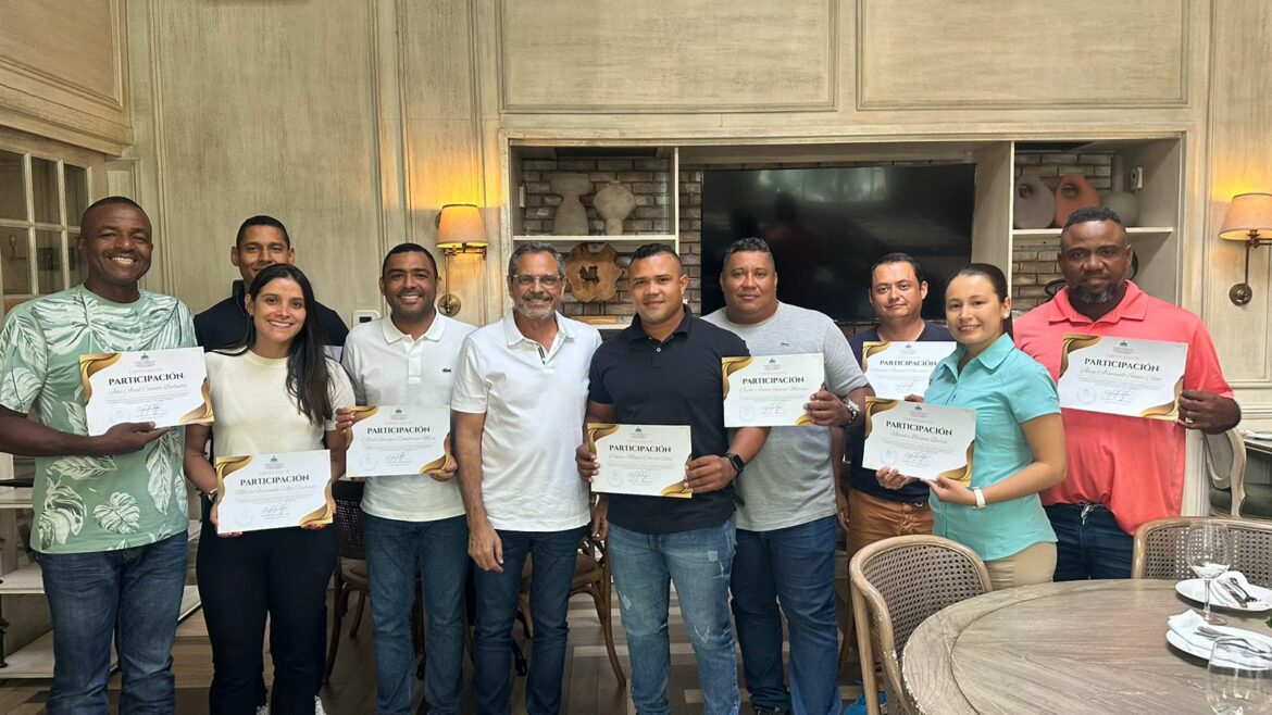 Junior Noboa, director ejecutivo de la Dirección del Comisionado Nacional de Béisbol, entrega los certificados a la delegación de Colombia.