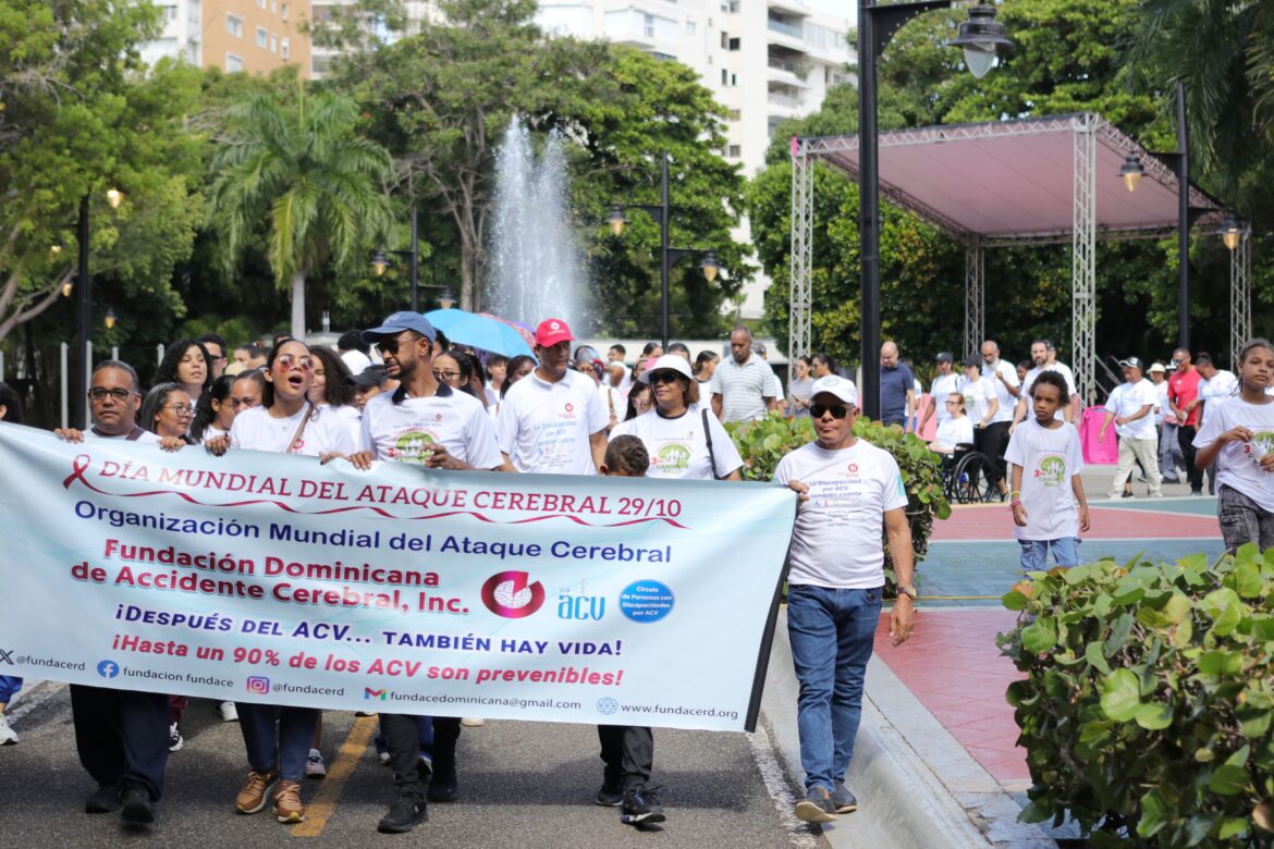 Los doctores Marlon González, Amaury García Silverio, Edwina Luna, Luis Suazo y Angélica Ramírez encabezaron la caminata de Fundace.