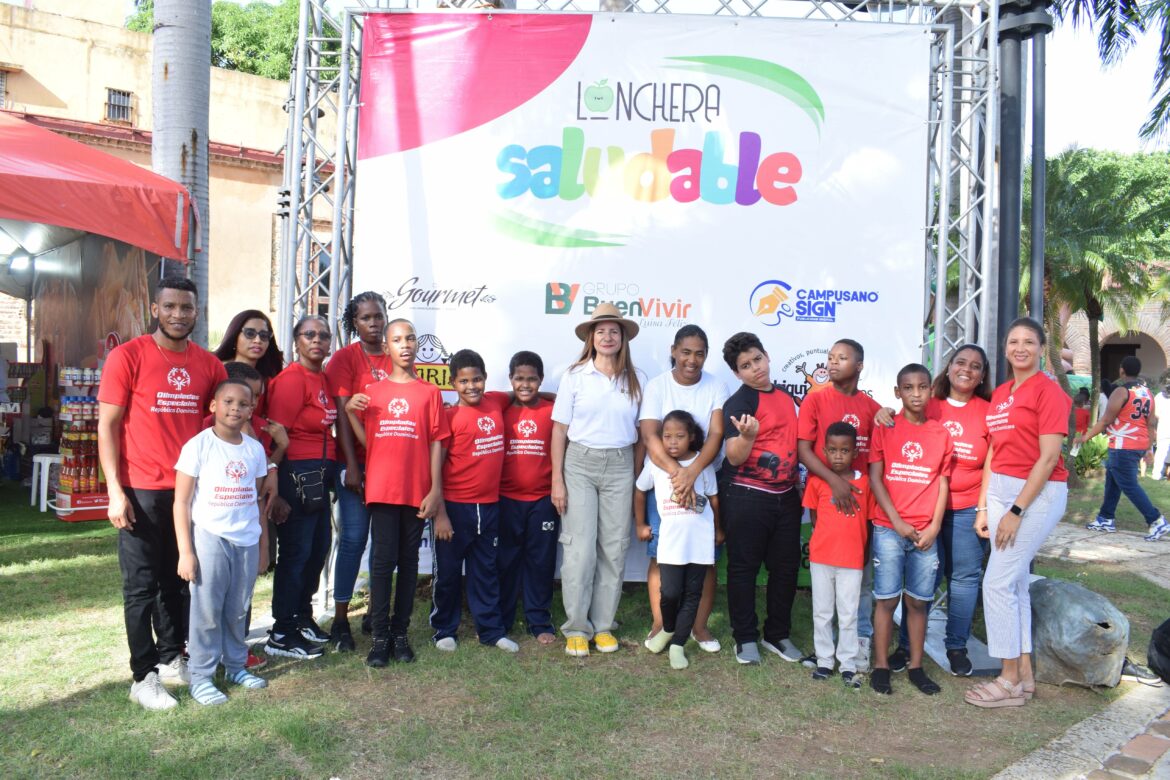 Luisa Feliz y los niños de Olimpiadas Especiales
