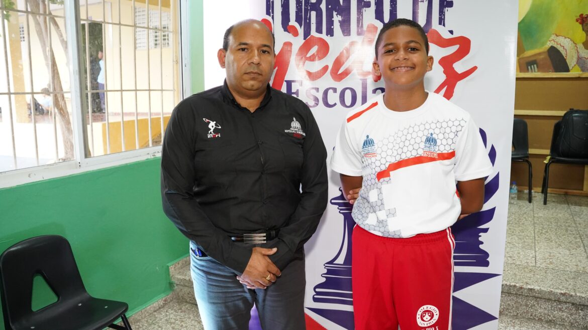 Maestro Braulio Ramírez y Ángel Lara Santos Campeón Invicto Del Distrito Educativo 15-03.