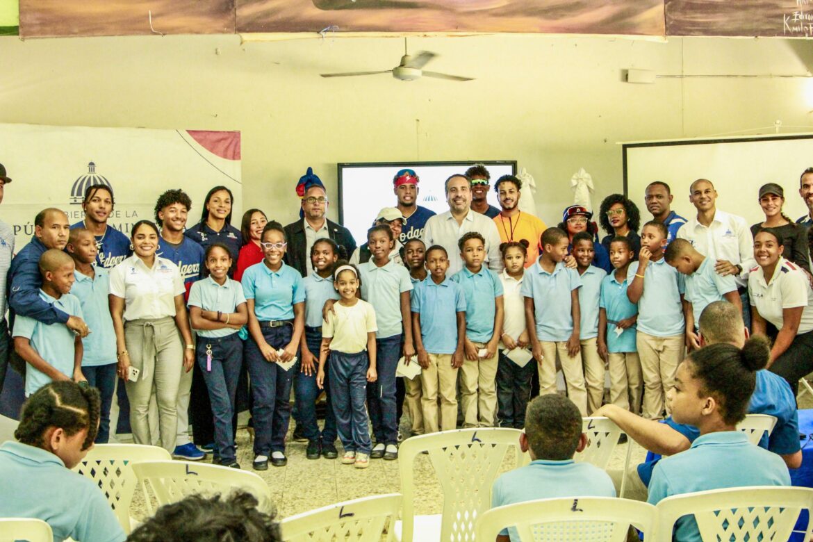 PIE DE FOTO INEFI EN GUERRA 1 El director ejecutivo del INEFI, Alberto Rodríguez Mella, junto a jugadores de los Dodgers de Los Angeles, alumnos de la escuela y técnicos