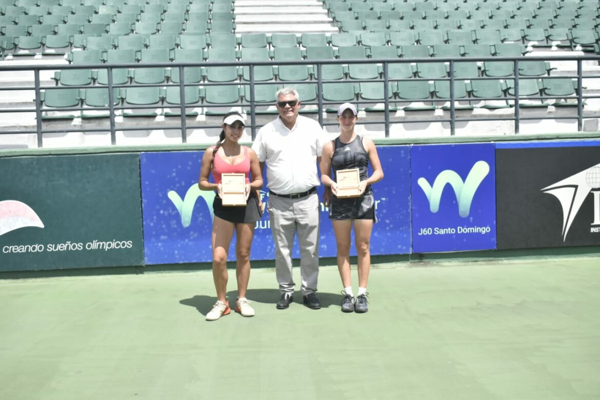 Sergio Tobal, vicepresidente de Fedotenis y director del torneo, premia a las campeonas de dobles, las estadounidenses Marcella Roversi y Sarah Stoyanov.