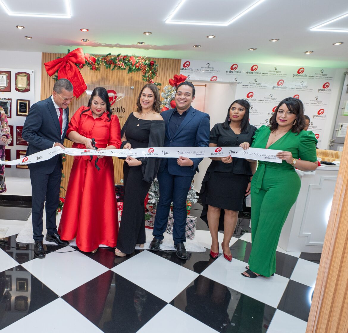 _DSC1564 Corte de cinta. Ignacio Glass, Sulin Lantigua de Glass cortan la cinta. Elisa Delgado, Oscar Glass Lantigua, Linabel Silfa y Melina Vargas.