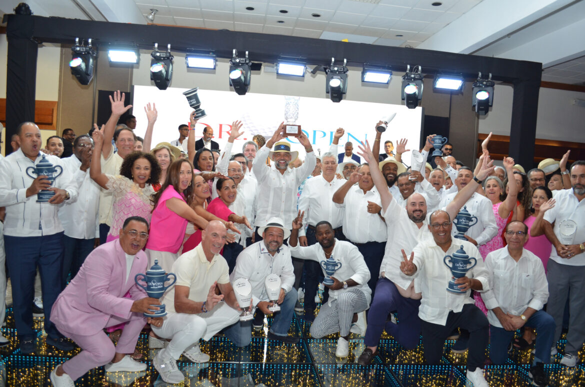 Directivos de Fedogolf entregan la “Copa País”, a los líderes del Team USA, equipo campeón del 2024.