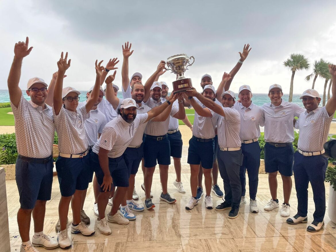 El equipo campeón de la Copa Corrie de golf celebra con el trofeo.