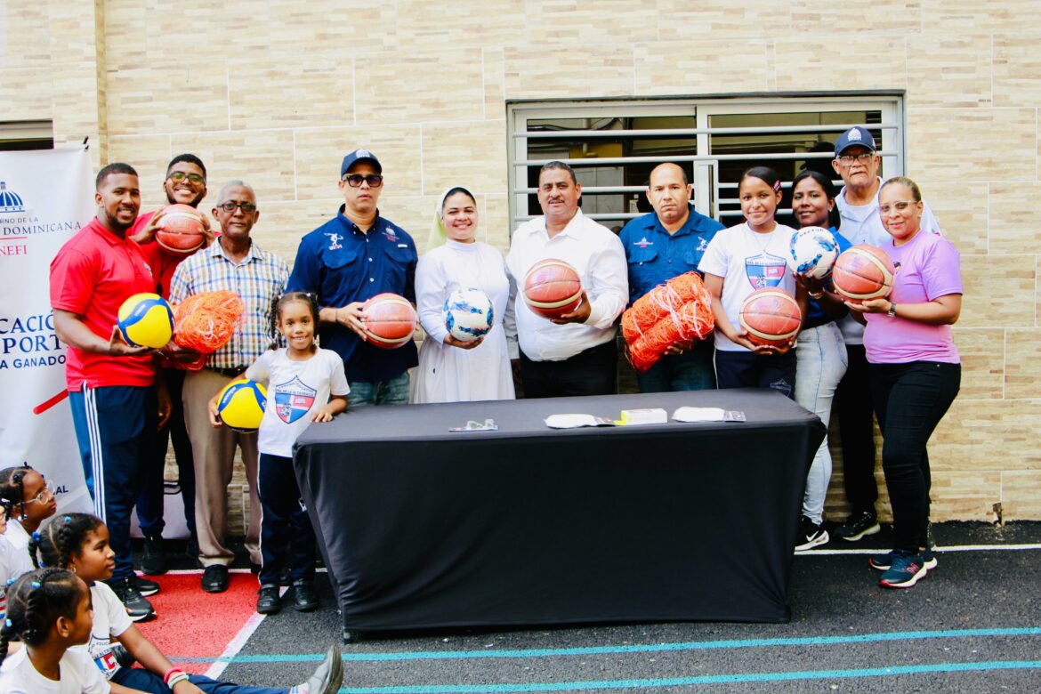 PIE DE FOTO 1 FRANKLIN DUVAL ENTREGA UTILERÍA A PROFESORES Y ALUMNOS