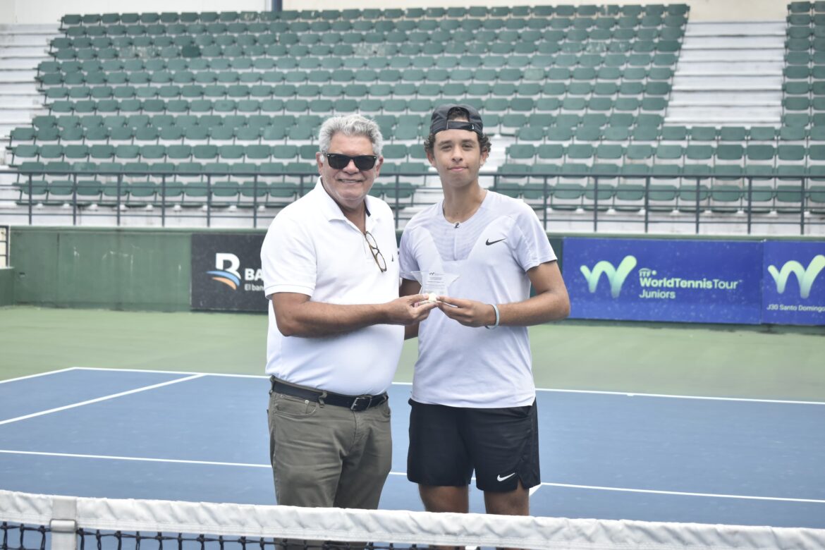 Sergio Tobal, vicepresidente de Fedotenis y director general del torneo, premia al campeón, el tenista dominicano Álvaro Pérez.