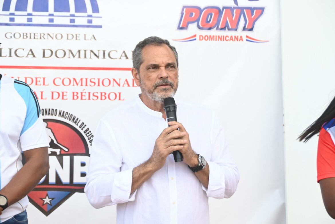 Junior Noboa, comisionado de béisbol (1)