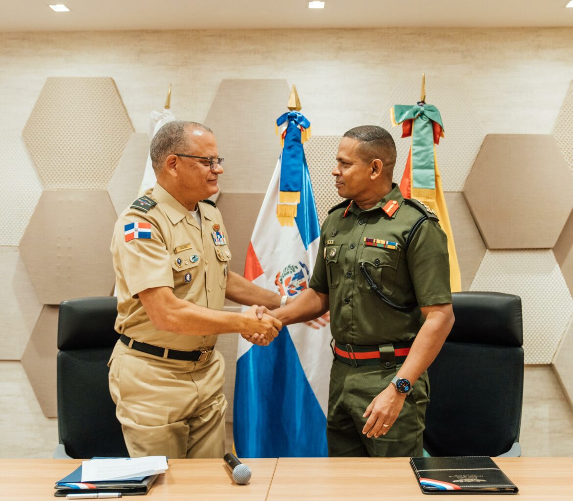 El ministro de Defensa dominicano, teniente general Carlos Antonio Fernández Onofre, ERD, y el brigadier Omar Khan, jefe de la Fuerza de Defensa de Guyana.
