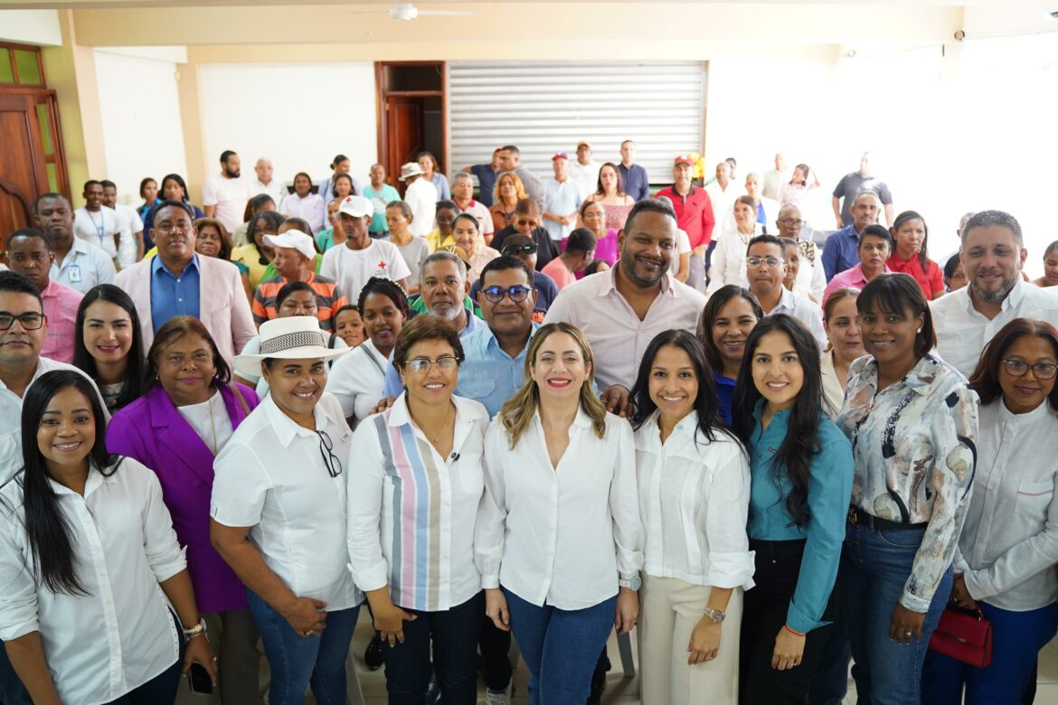 La directora general de Supérate, Gloria Reyes, junto a representantes del gobierno en Dajabón y directores de Supérate durante operativo de servicios sociales