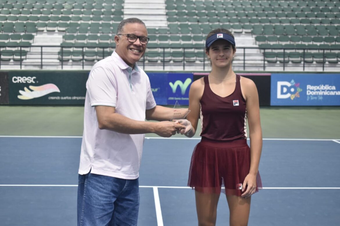 Alexis Alcántara, tesorero y director de Fedotenis, premia a la canadiense Nadia Lagaev, campeona de sencillos de la Copa Los Tres Ojos J200 Santo Domingo.