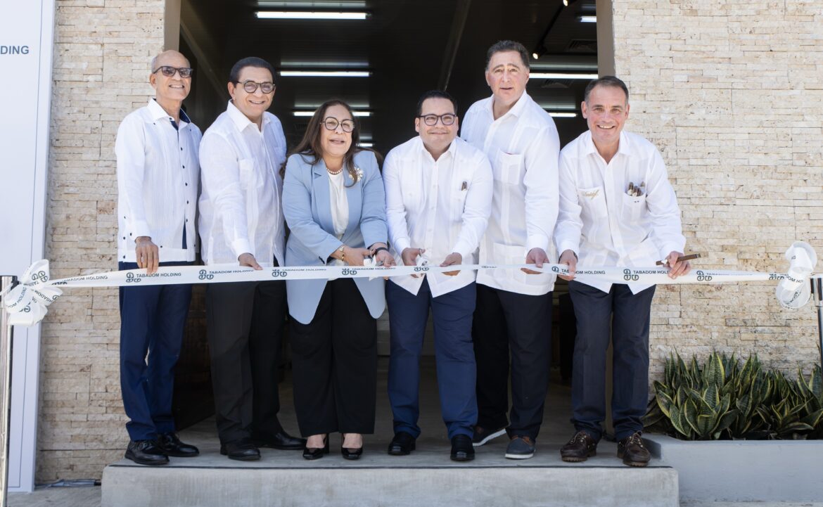 Corte de cinta con Cesar Álvarez, Daniel Rivera, Rosa Santos, Hamlet Espinal, Domenico Scala y Beat Hauenstein.