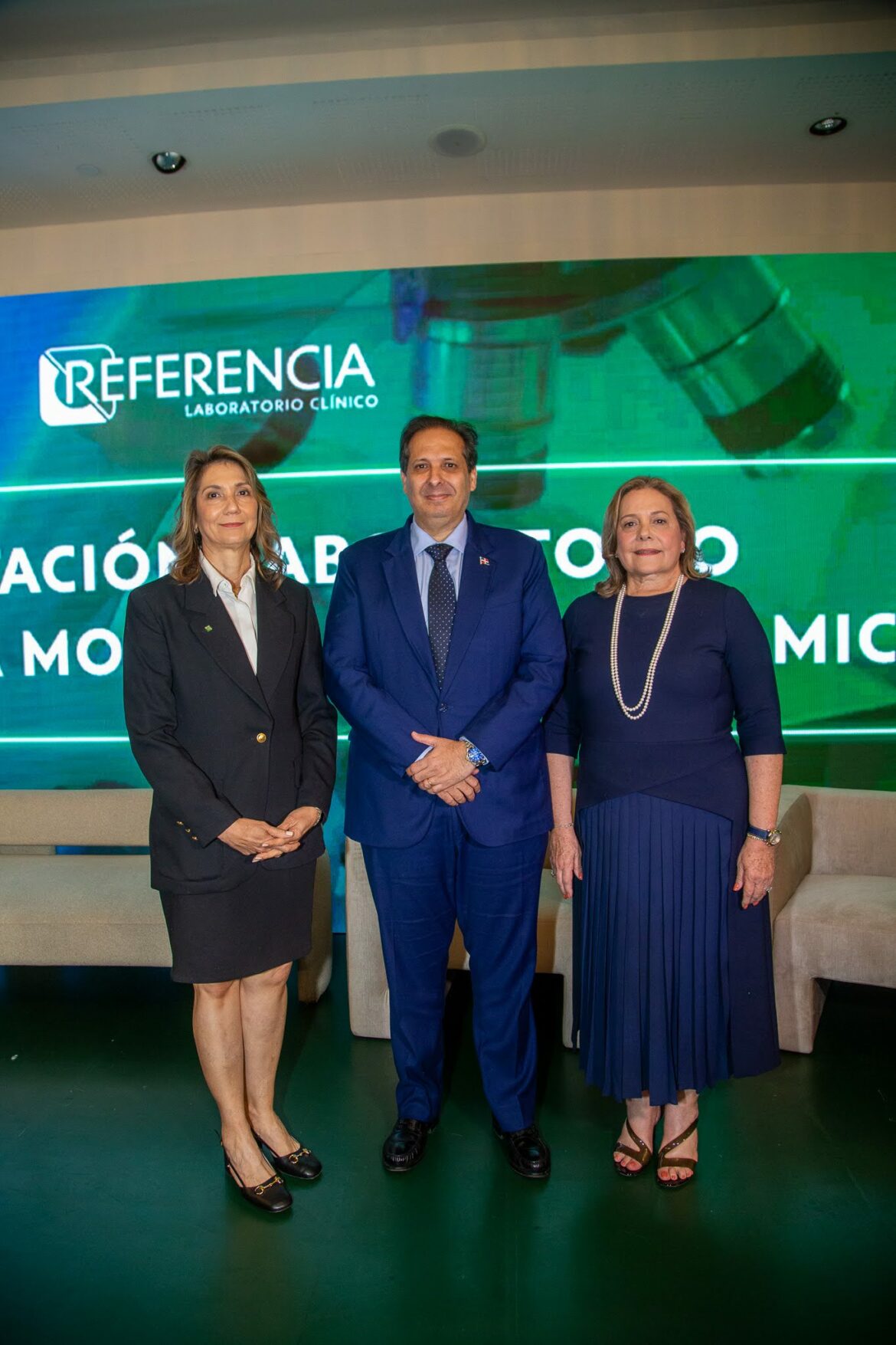 Foto 1, Cynthia León, Víctor Atallah Lajam y Patricia León.