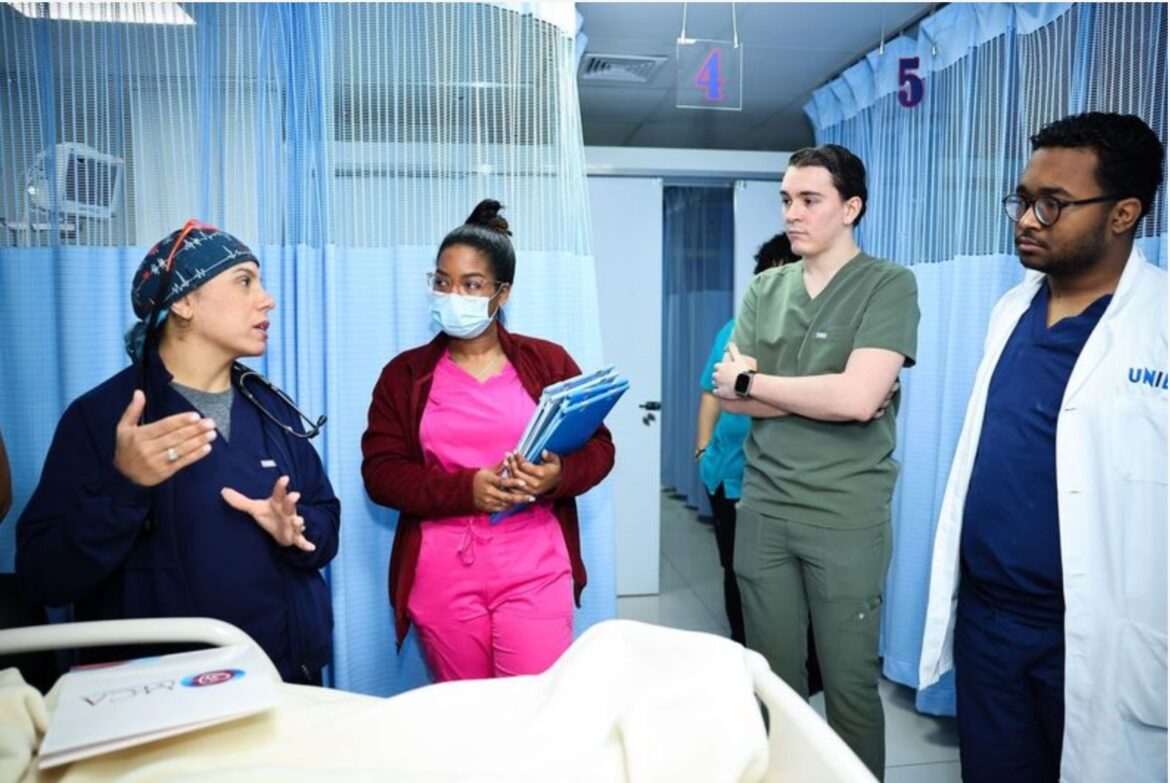 Foto 1 Dra. Eliany Mejía, Creadora del programa “Regálame un Latido” de la Universidad de Virginia, interactuando con parte del equipo médico que realizaron la 4ta, jornad