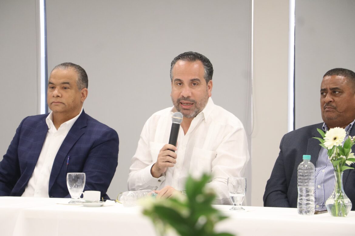 Foto 1. El Director del Instituto Nacional de Educación Física, Alberto Rodríguez mientras ofrece declaraciones sobre el programa.