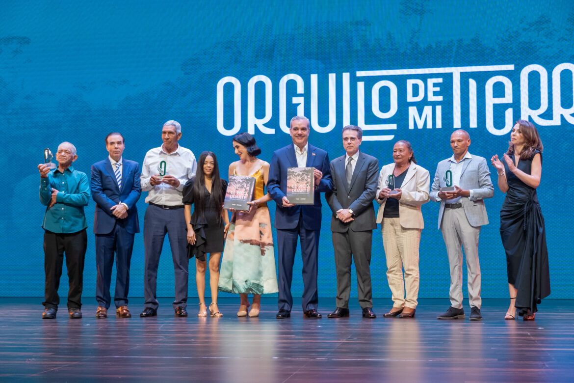 Foto Secundaria-Presidente de la República Luis Abinader recibe libro “El Pico Duarte”, bajo Orgullo de mi Tierra por parte de Familia González Cuadra y Héroes Anónimos