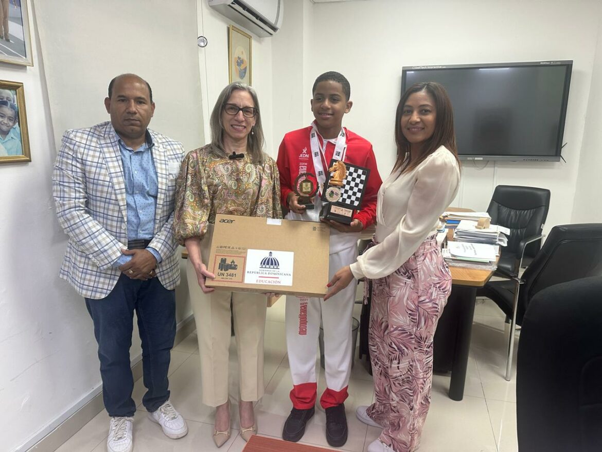 Lic. Braulio Ramírez, Ancell Scheker viceministra de Asuntos Técnicos y Pedagógicos del Ministerio de Educación, Ángel Lara y Dilenia Santos.