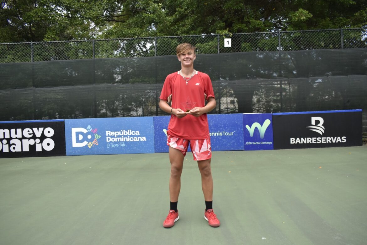 Maximus Dussault, campeón de sencillos de la Copa Merengue.