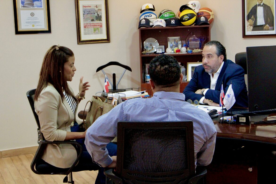 PIE DE FOTO 1 ALBERTO RODRIGUEZ MELLA ESCUCHA A WANDA RIJO