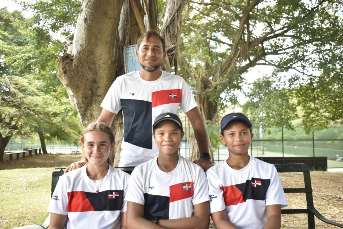 El equipo femenino de República Dominicana junto a su capitán.