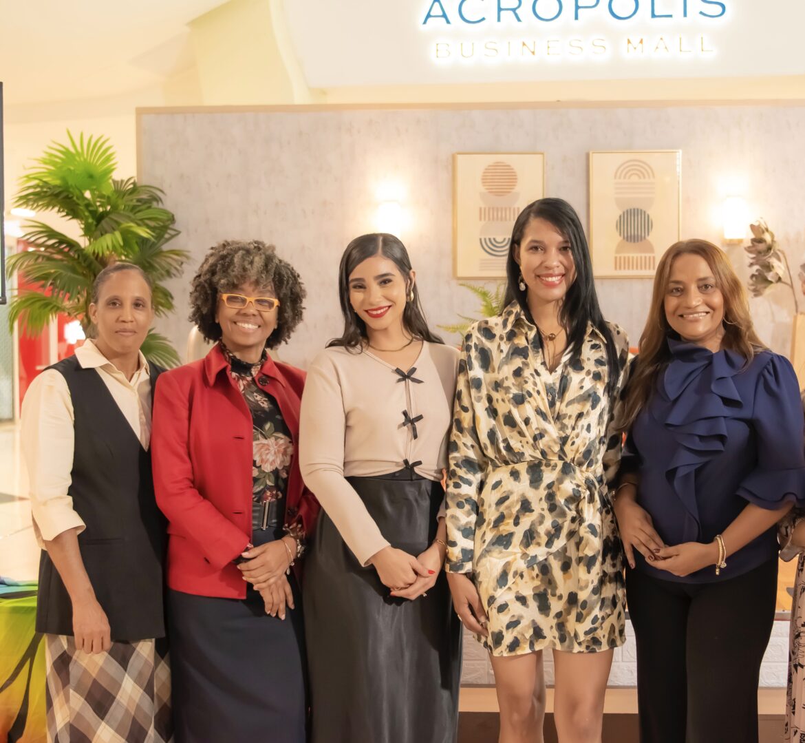 Erlyn Leger, Ana Julia de los Santos, Isabel Ortiz, Cindy Martínez y Vitalina Feliz
