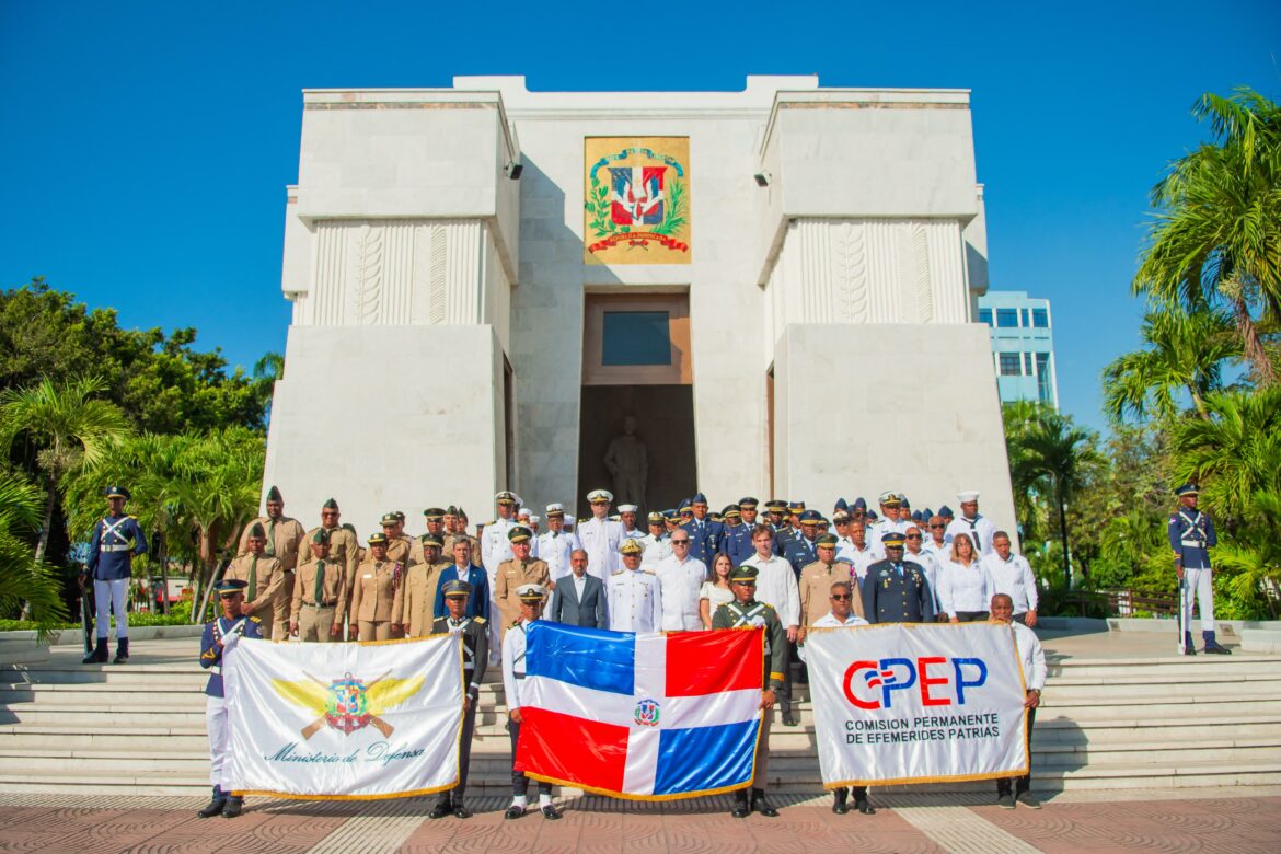 Foto 1 Juan Pablo Uribe, junto a autoriddaes civiles y militares, en las escalinatas del Altar de la Patria.