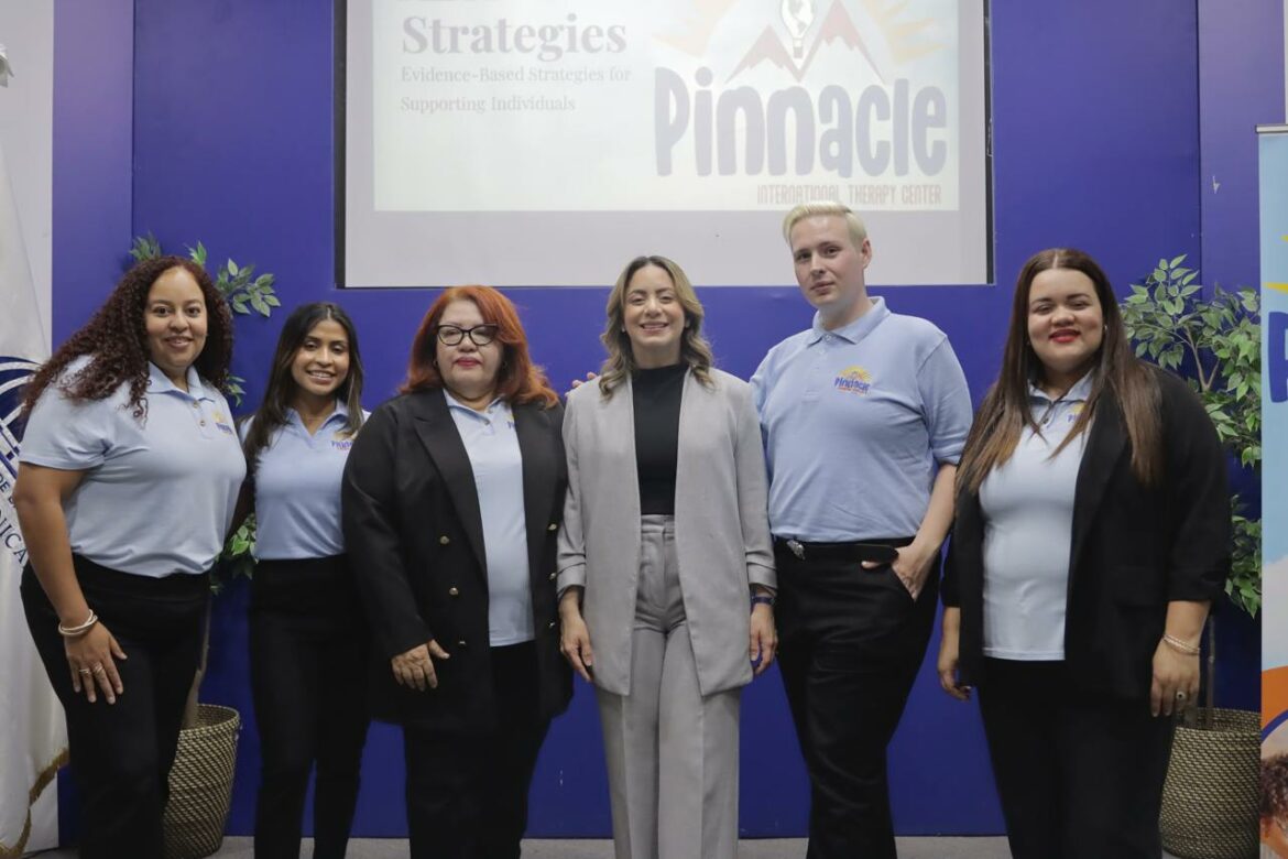 Gloria Reyes, directora general de Supérate, en compañía de especialistas internacionales que estuvieron como facilitadores del taller sobre metodología ABA
