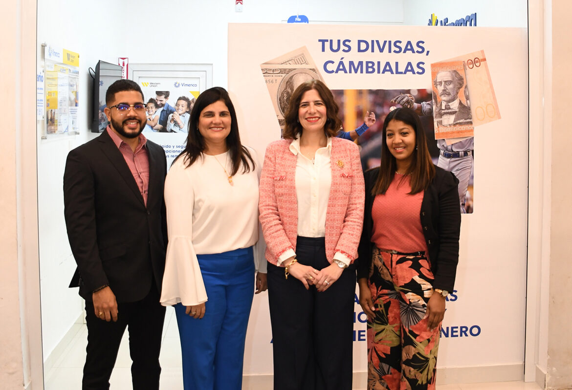 Héctor Hernández, María Curiel, Giselle Marie Méndez Sued y Alicia López Rosario