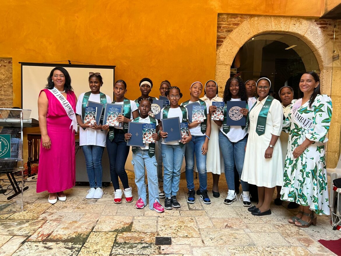 Marisol Vargas Pérez junto a estudiantes