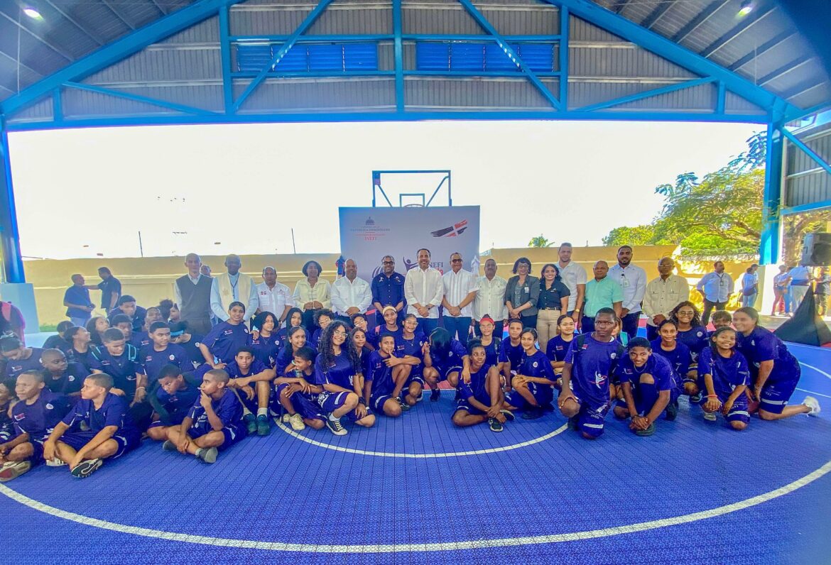 PIE DE FOTO ALBERTO RODRIGUEZ JUNTO A PROFESORES, TÉCNICOS Y ESTUDIANTES DEL LICEO UNIÓN PANAMERICANA