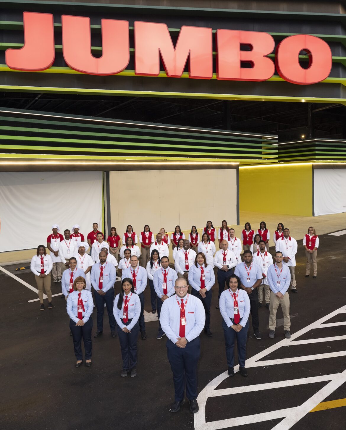 Secundaria- Colaboradores en la fachada de Jumbo Patio Embajada